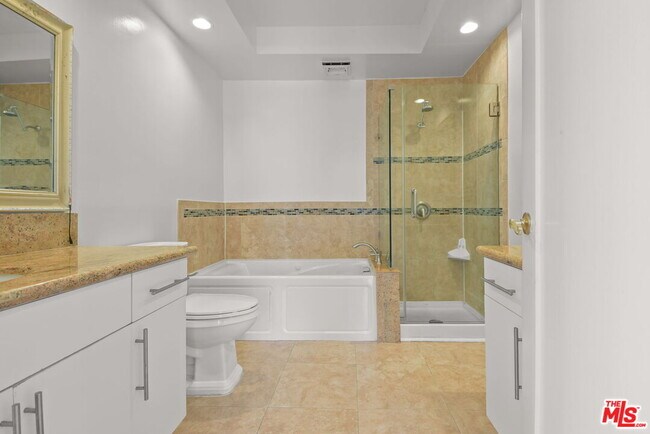 Building Photo - 975 Westchester Pl