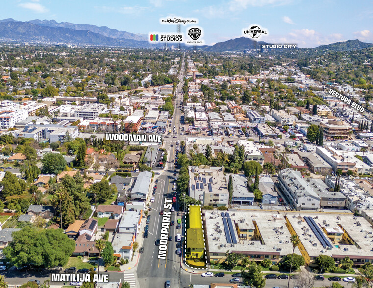 Building Photo - 13804 Moorpark St