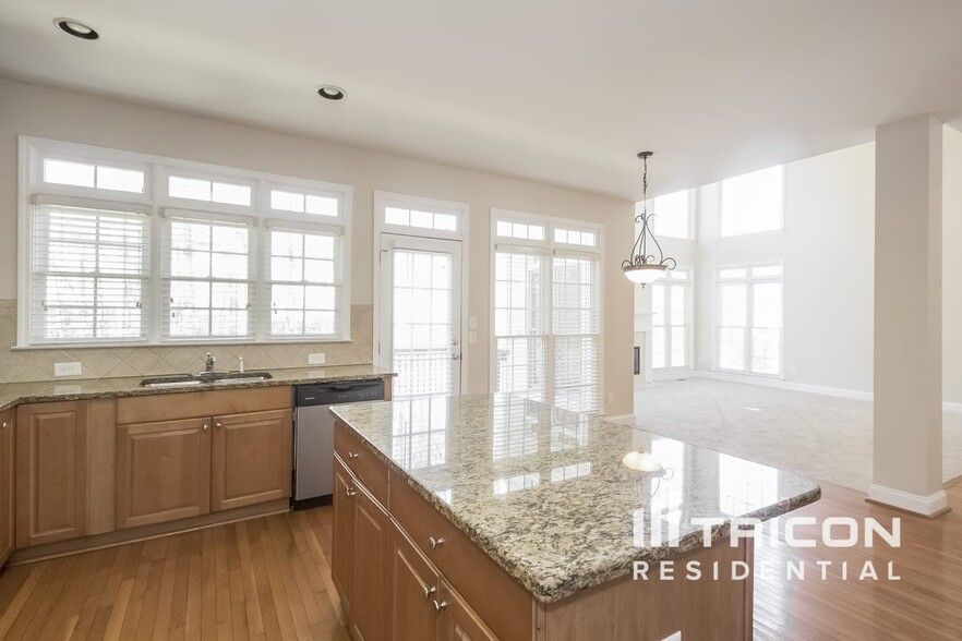 Building Photo - 3530 Renaissance Cir