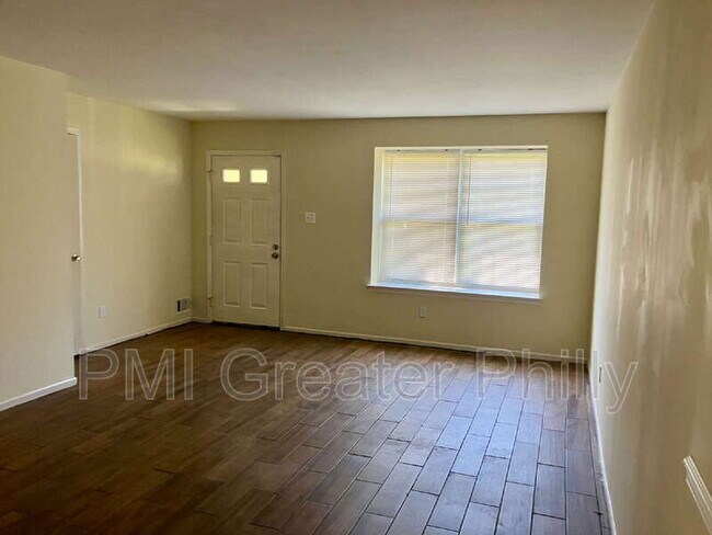 Building Photo - 1688 Bluebird Dr