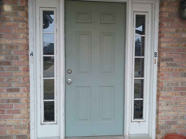 Shared Entrance - 799 Tamarack Ct