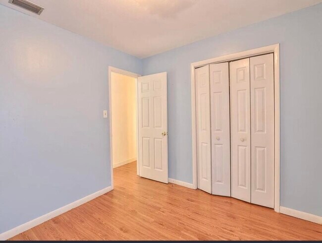 Building Photo - 2093 Greenwood Dr