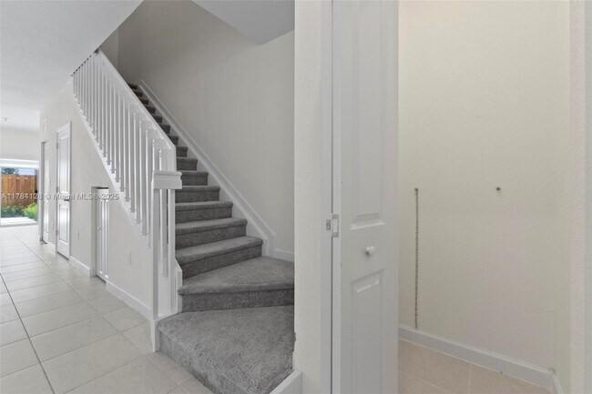 Building Photo - $2550 2634 SE 29 St
