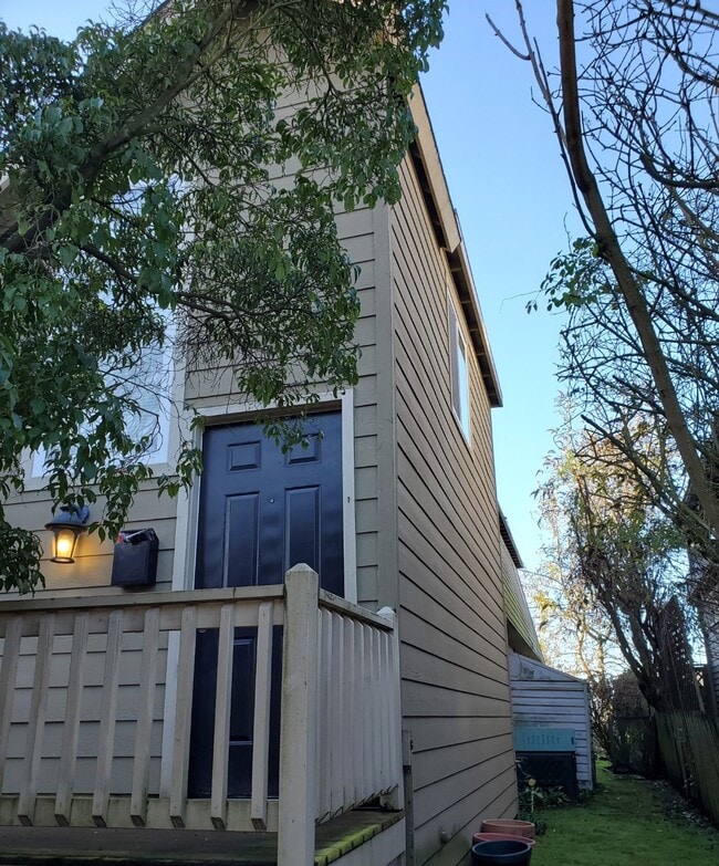 Building Photo - 2105 10th Ave W