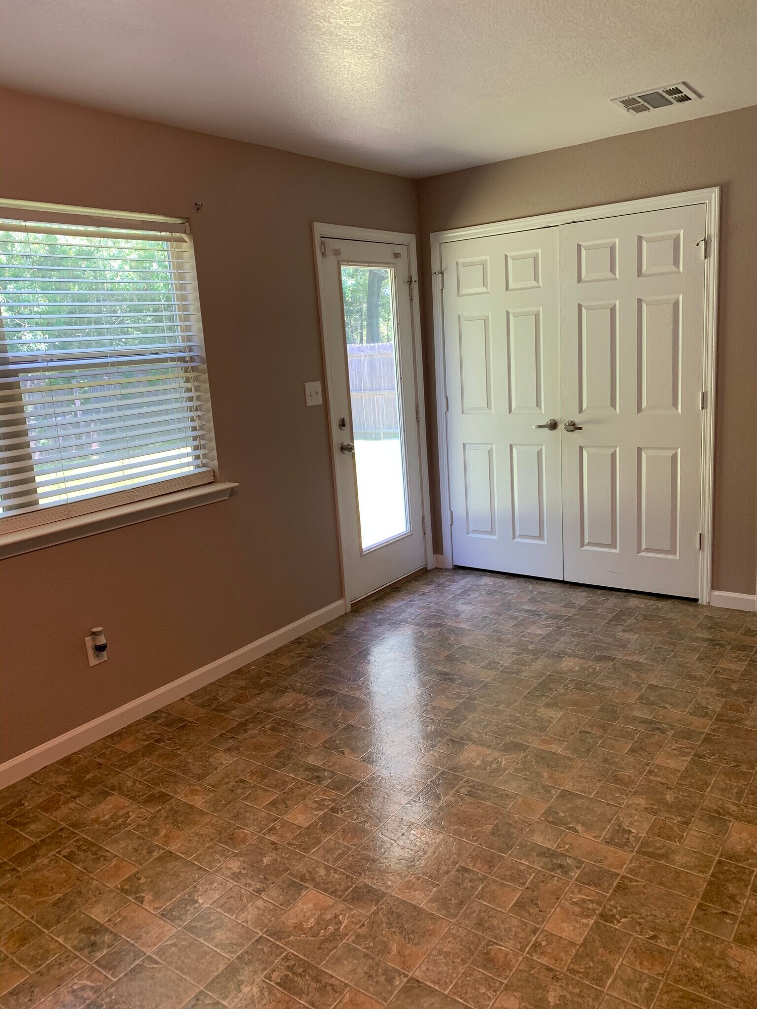 Building Photo - 39090 Prairie North Dr