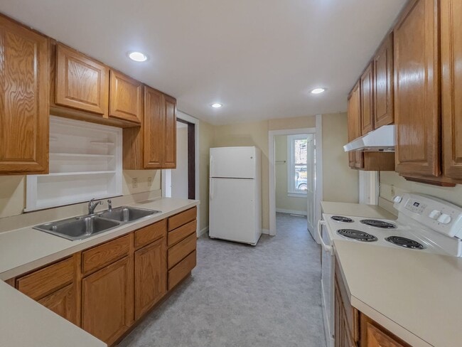 Building Photo - Spacious Renovated Colonial on The Lebanon Green