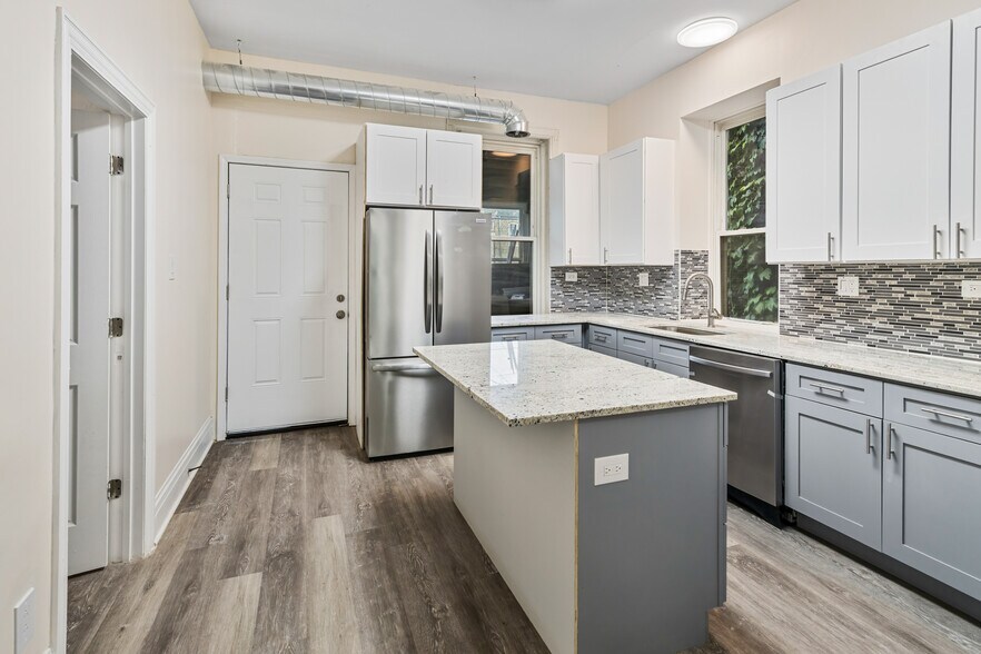 Building Photo - 1346 N Maplewood Ave