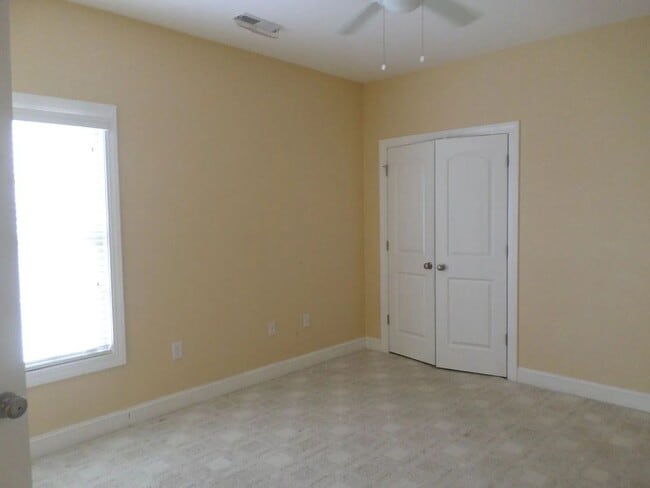 Building Photo - Bright and Spacious 3-Bedroom Home with Su...