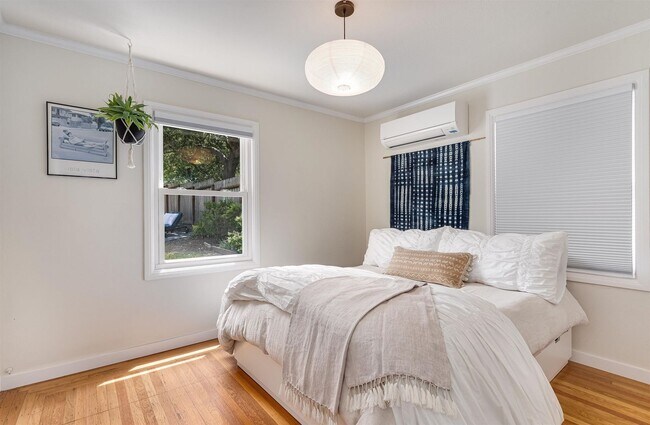 Building Photo - Alta Heights Beautifully Renovated Cottage