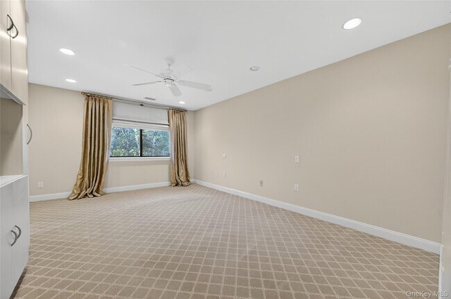 Building Photo - 7 Meadowood Dr