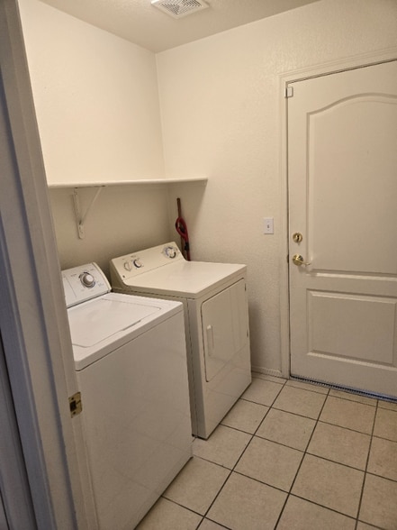 Building Photo - 3307 S Sun Splash Dr