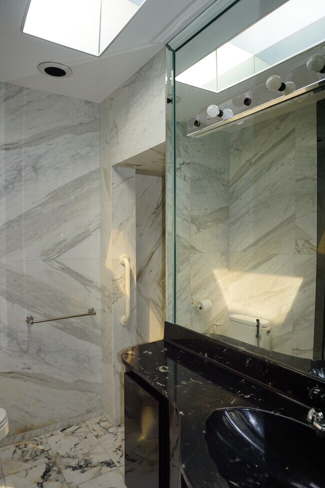 Building Photo - 4511 King Palm Dr