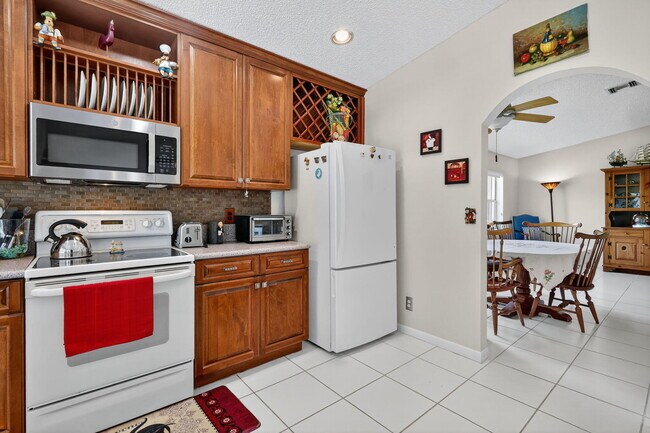 Building Photo - 1520 S Club Dr
