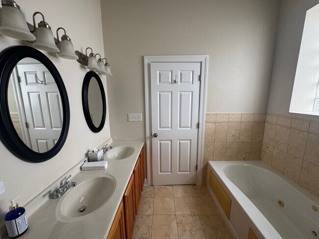 Building Photo - Luxurious, Galewood Penthouse Condo 3BR/2BA