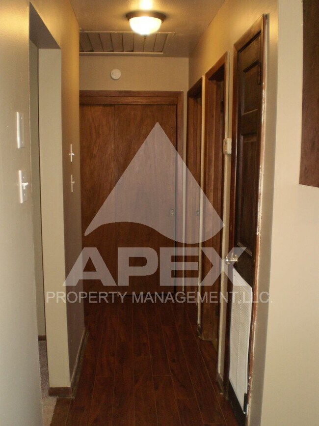 Building Photo - Nice 2 Bd - 1Ba Apartment in Fountain City w/1-Car Carport Parking - End Unit!