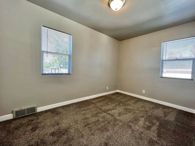 Building Photo - Newly Remodeled 2 Bed, 1 Bath Upper Unit in Greeley!