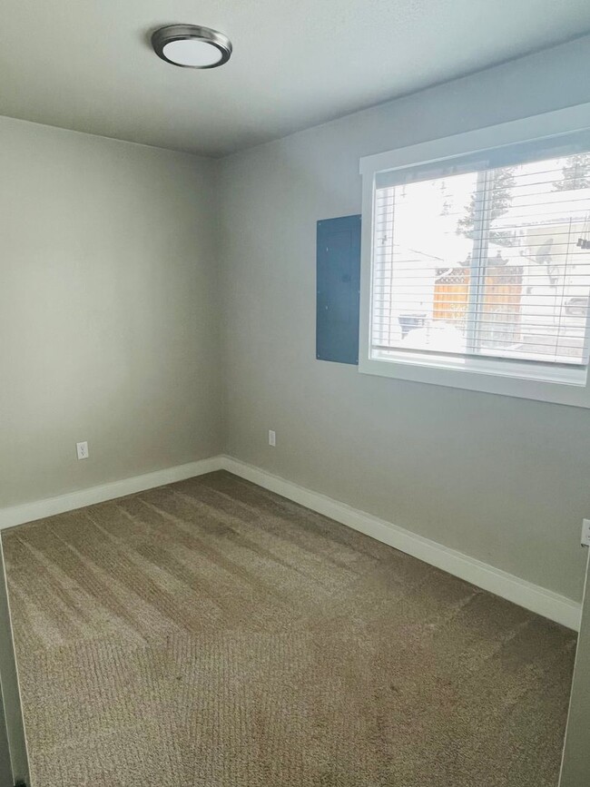 Building Photo - East Missoula - 2 Bed - 1 Bath