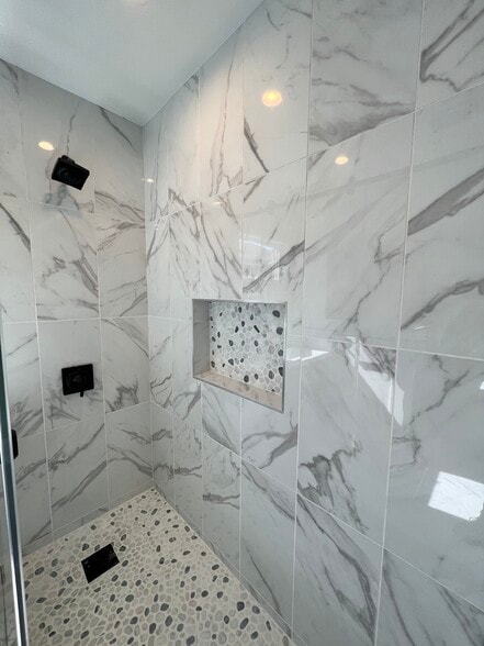 Building Photo - 428 N Glenwood Plz