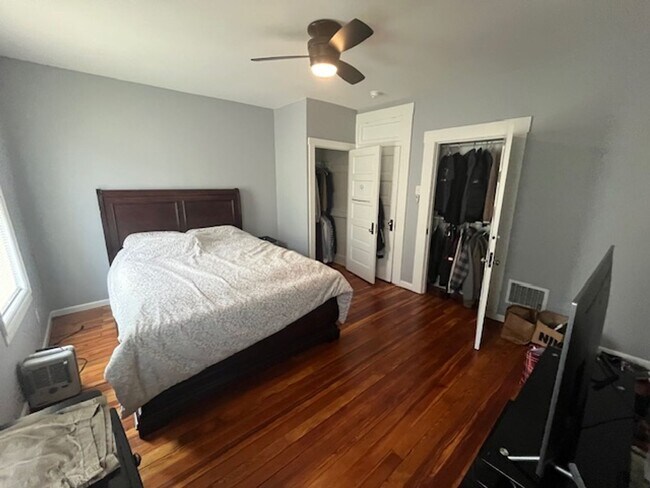 Building Photo - Spacious 3 bed, 1.5 bath duplex