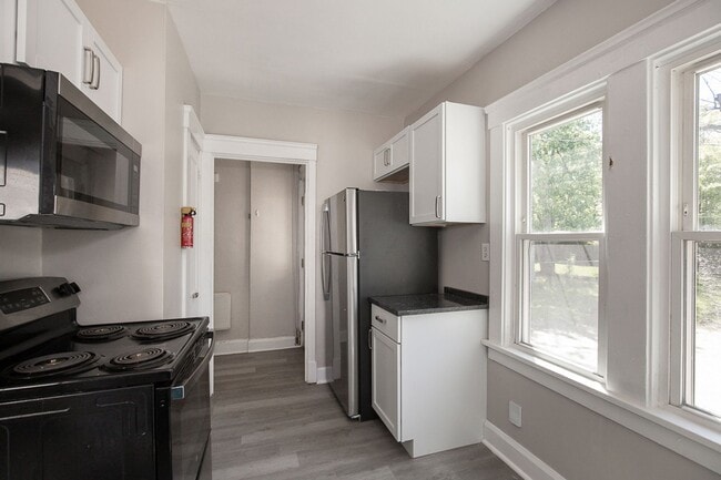 Building Photo - 3300 Dellwood Rd