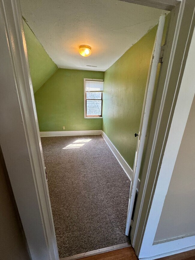 Building Photo - 605 N State St