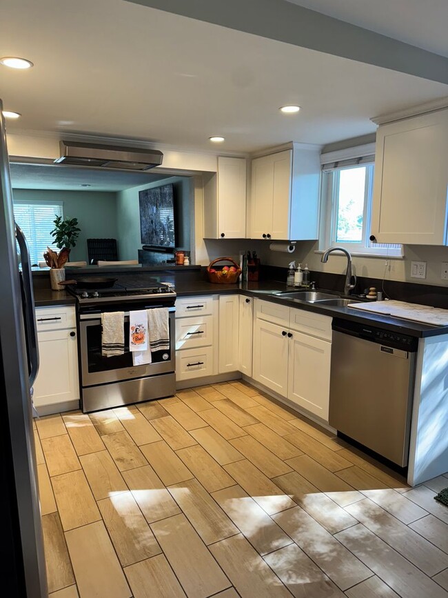 Building Photo - Charming 2-Bedroom, 1.5-Bath Apartment with Private Yard and 1 Car Garage