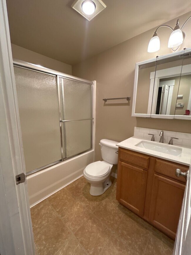 Building Photo - Single Level 3 Bedroom / 2 Bath Home in Albany ~ Don't Delay Apply Today!