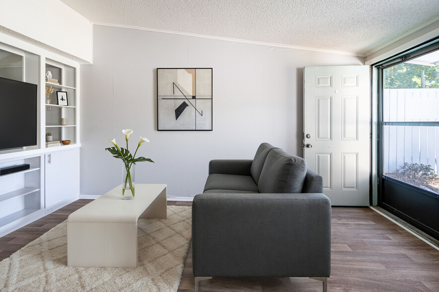 Canyon & Knox Landing - Knoxville TN - Living Roo - Canyon & Knox Landing