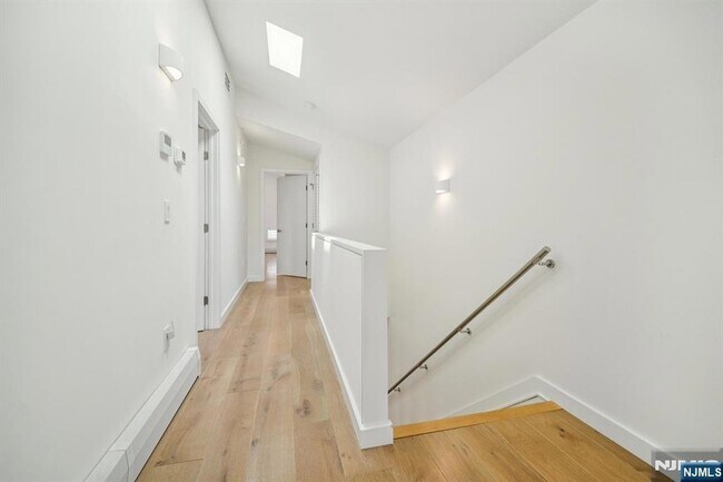 Building Photo - 66B Henry Ave