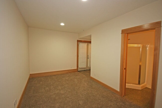 Building Photo - 3 bedroom 3.5 bath town home