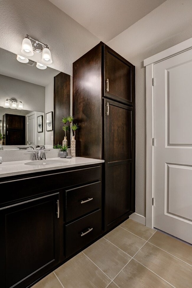 Building Photo - Move-In Ready 3-Bedroom Townhome with Garage & Modern Finishes in Loveland!