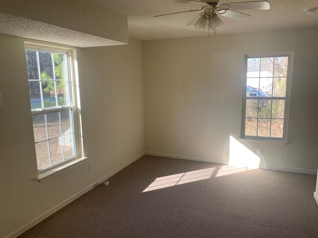 Building Photo - Quiet Country Living