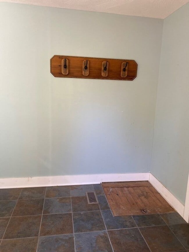 Building Photo - Leasing