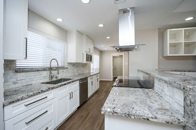 Building Photo - 2214 Holly Knoll St