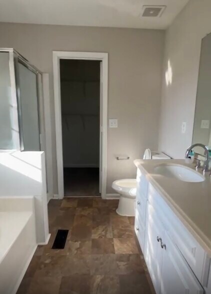 Building Photo - 1138 School Side Dr