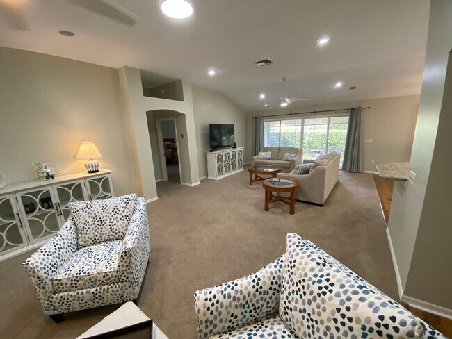 Building Photo - SEASONAL RENTAL in Glenview - 3 Beds, 2 Ba...