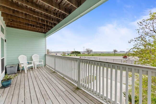 Building Photo - 709 N Bayshore Dr