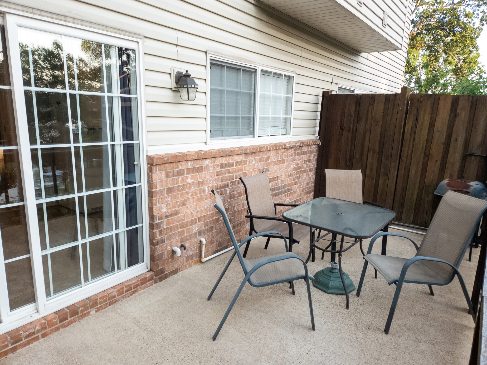 Back patio overlooking pool and at lake Hamilton - 118 Pretti Pt