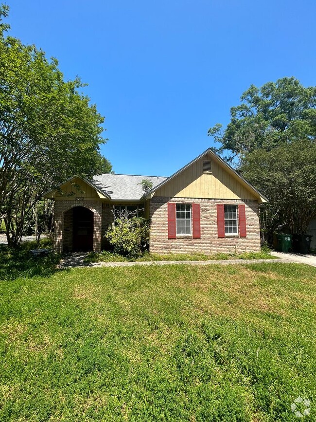 Building Photo - 3 bedroom 2 bath in a cute neighborhood.
