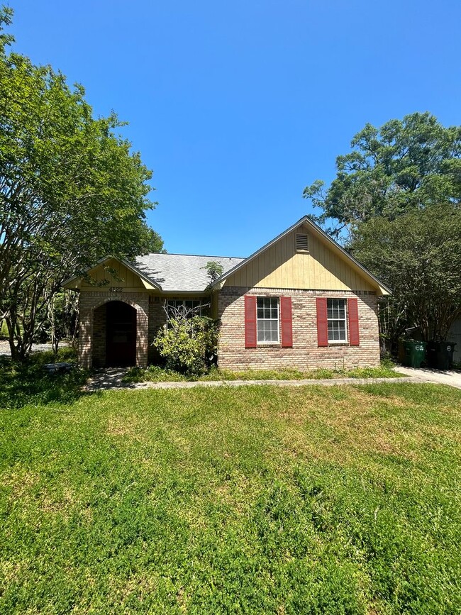 Primary Photo - 3 bedroom 2 bath in a cute neighborhood.