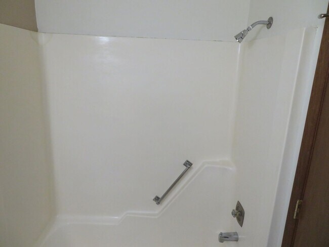 Building Photo - 628 W State St