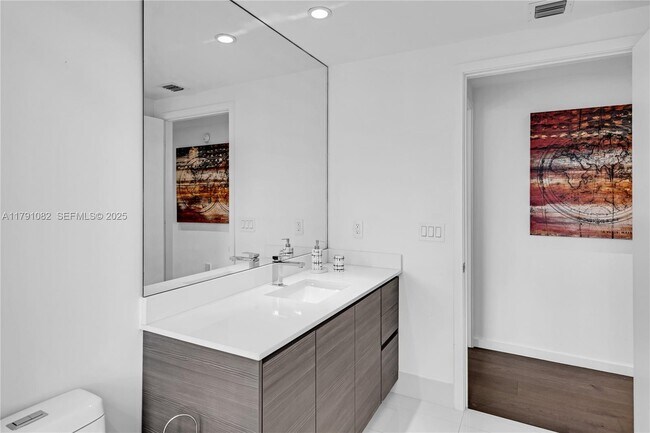 Building Photo - 460 NE 28th St