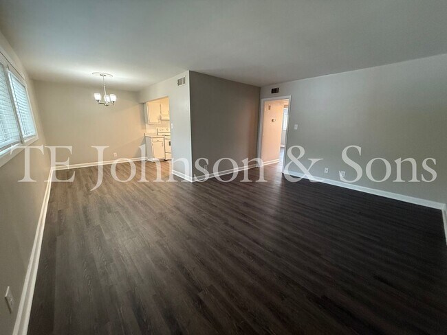 Building Photo - 2 Bedroom Salem View Apartment!