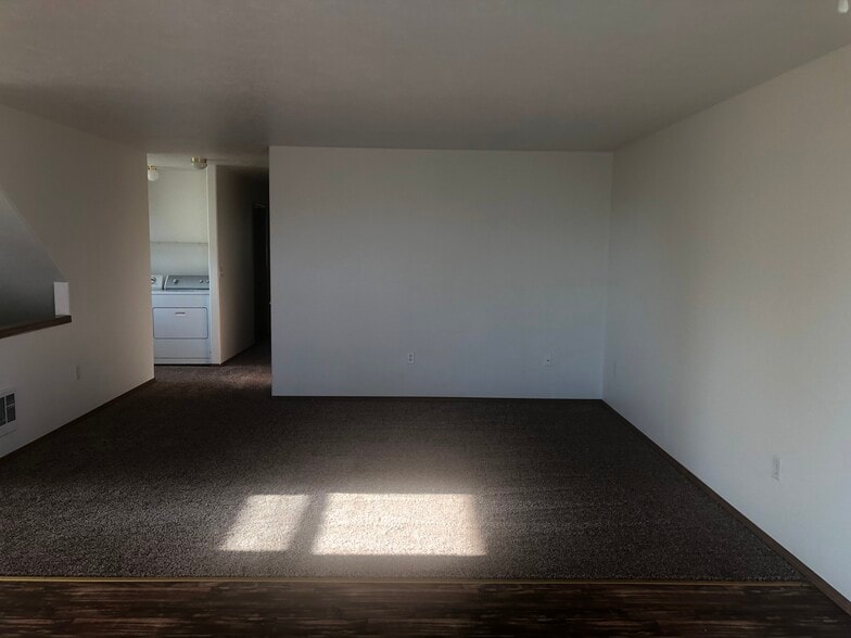 Building Photo - 1609 E Hartson Ave