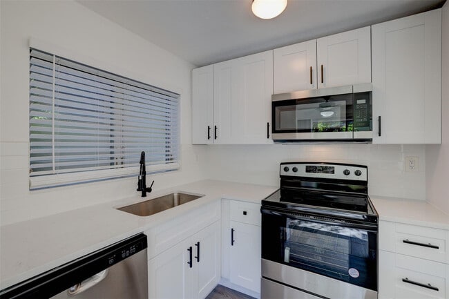 Building Photo - 4609 Bougainvilla Dr