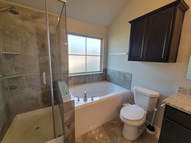 Building Photo - Bryan - 3 bedroom / 2 bath / 2 car garage house with fenced in back yard.