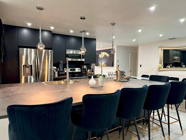 Building Photo - 5700 Saddlebrook Way