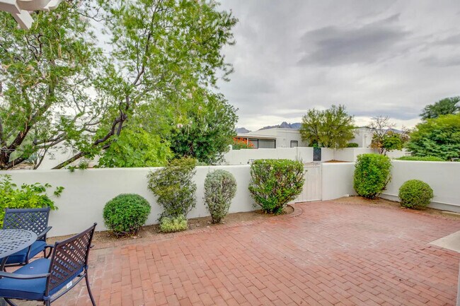 Building Photo - 5026 N Crestridge Dr