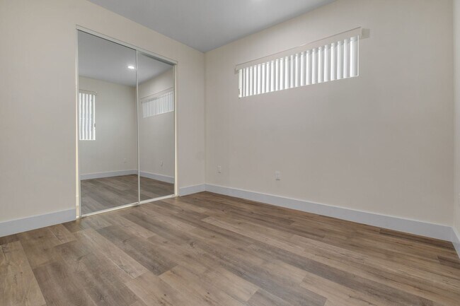 Building Photo - 4 Bed / 4 Bath Townhome in Sawtelle