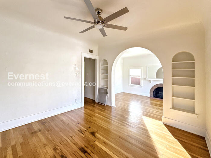 Building Photo - 934 E 7th St